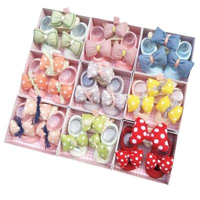 China Sweet Christmas Gift Box Package Kids Elastic Hair Accessories Mix Color Bow Baby Headband And Socks Kit Newborns for sale