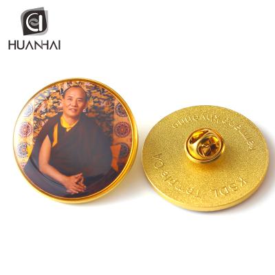 China Custom Europe Logo Printing Epoxy Gold Coated Metal Resin Photo Lapel Pin With Butterfly Clutch for sale