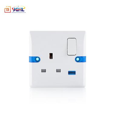 China Residential Safety Grade Grounding Light Switch 13A White Plug With Neon for sale