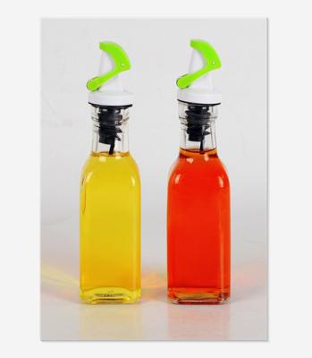 China Cover Glass Lid Oil And Vinegar Canister , 1000ML Clear Olive Oil Bottles Square Glass Traditional Style for sale