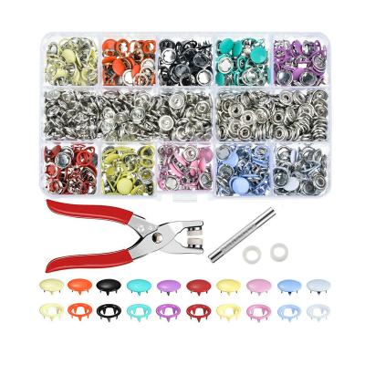 China Dry Cleaning 200pcs 9.5mm Instant Kit of 10 Colors Metal Fork Button Grommets Fasteners with Hand Pressure Pliers Tools for DIY Clothing BO Crafts for sale