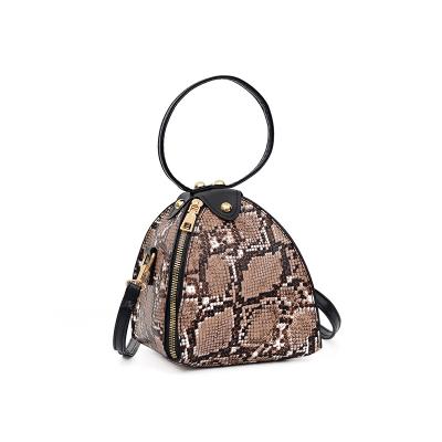 China Luxury PU Triangle Shape Messenger Bags Leopard Print Mini Bags Pu Leather Women Small Handbags for sale