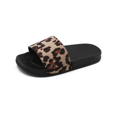 China Fashion Trend Summer Wholesale Korean Slippers for Women Elegant Slippers Women's Leopard Flat Sandals for sale