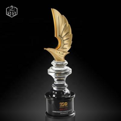 China Creative Europe Customize Resin Eagle Sports Cup Award Trophy Metal Statue for sale