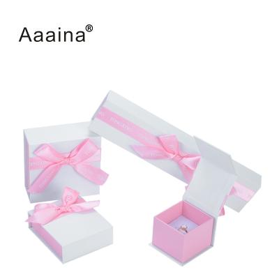 China Handmade Wholesale Custom Logo Ring Necklace Bracelet Rose Cardboard Gift Packaging Paper White Jewelry Box for sale