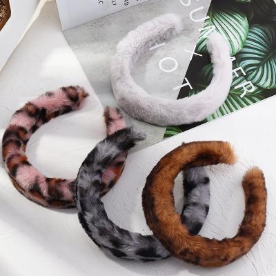 China HB1106A Winter Brave Man Faux Plush Knot Eco-friendly Leopard Print Furry Headband Flurry Headband For Women 2020 for sale