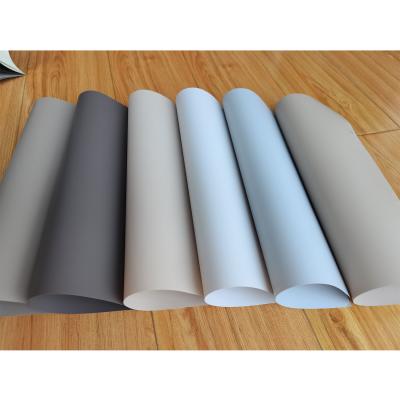 China Película de PVC autoadhesiva de color gris para decoración de puertas de gabinetes - Película de vinilo fácil de pelar y pegar en venta