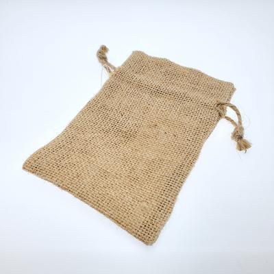 China Nature Color Best Selling Simple Biodegradable Gift Packaging Sustainable Jute Gift Pouch Drawstring Bag for sale