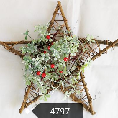 China Fashional Christmas Family Ornaments Wooden Stars Berry Wreath Decorations Red for sale