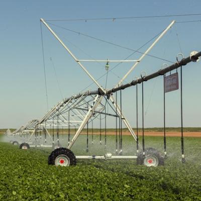 China 2022 New Product Automatic Stream Large Farm Center Pivot Irrigation System Used In Large Field for sale