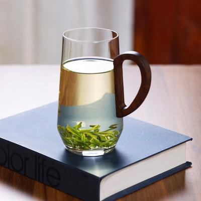 China Sustainable Hand Blown Heat Resistant Borosilicate Glass Tea Cup With Wooden Handle for sale