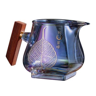 China Sustainable Hand blown heat insulation glass tea cup with infuser and wooden handle for sale