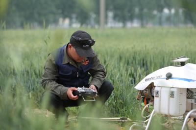 China Steuern Sie halb ferngesteuertes Hubschrauber-Schädlingsbekämpfungsmittel-Sprühsystem 24 Hektars ein Tag zu verkaufen