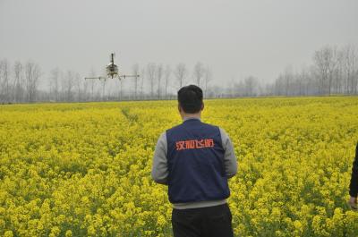 China De la cosecha de la polvoreda del helicóptero radio teledirigida semi - controle el sistema de rociadura del pesticida en venta