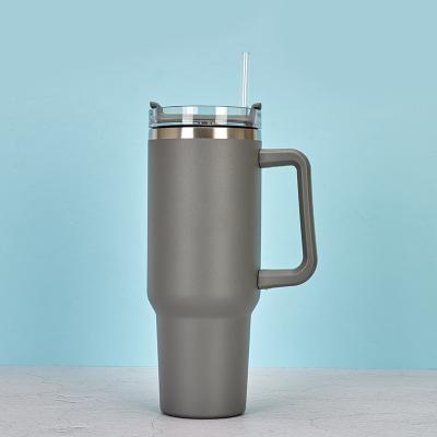 Cina 40 Oz Tumbler con manico e cannucce nero anti sudore in acciaio inossidabile isolante doppio muro Tumblers con coperchi e cannucce BPA-free in vendita