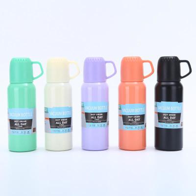 Chine Bouteille d'eau isolée sous vide Thermo avec tasse 648ml / 22oz en acier inoxydable Bouteilles d'eau thermique Thermo Bouteille d'eau Thermo pour boissons chaudes et froides à vendre