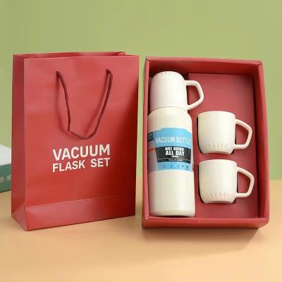 China 500 ml klassische Vakuumflasche Thermos mit 3 Bechern Langlebiger Edelstahl Korrosion und Oxidationsbeständig hält Getränke warm oder kalt für bis zu 24 Stunden zu verkaufen