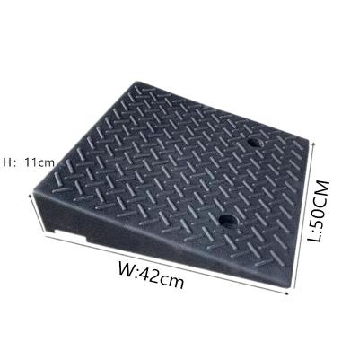 China Road Safety 50*42*11CM Cheap Sidewalk Restriction Ramp Driveway Car Ramp For Road for sale