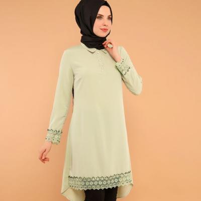 China Melayu Muslim Asymmetrical Edges Anti-Wrinkle Women Long Elegant Muslim Baju Blouse With Lace Trim for sale