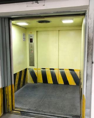 China Warehouse/Supermarket/Whole Sale Center Jfuji LMR Durable Elevator For 3000KG Goods Freight Elevator | Goods lift for warehouse for sale