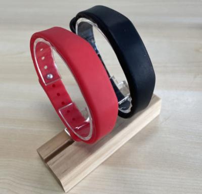 Κίνα Αντι αλλεργική σιλικόνη Wristband αδιάβροχο 13.56MHZ Rfid NFC απόδειξης ιδρώτα προς πώληση