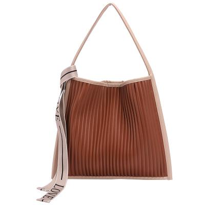 China Waterproof 2022 Fashion Trends Large Capacity Ladies Tote Bag Custom Woman Shoulder Large Bag Fashion Backpack for sale