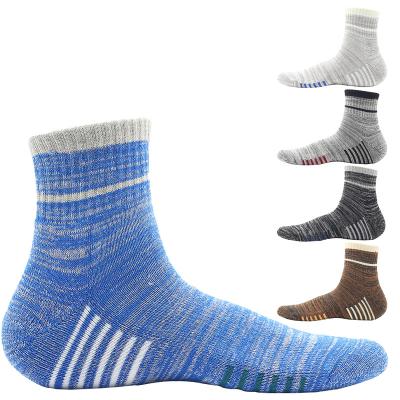 China Viable Wholesale Custom Men Sports Socks Basketball Athletic Socks Compression Ventilation White Men for sale