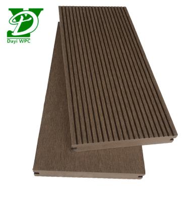 China Decking de madera de plástico compuesto resistente al agua y duradero en venta