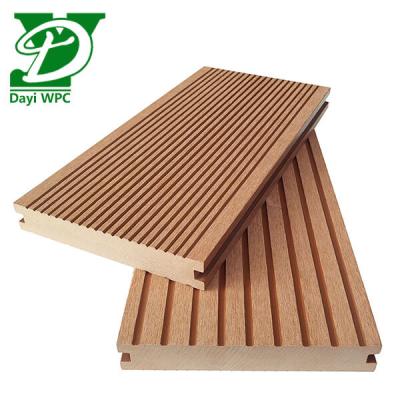 China Decking de WPC impermeable moderno para piscinas y jardines en venta