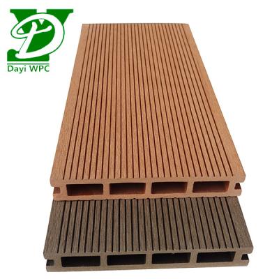 China Decking de WPC moderno y duradero para piscinas y jardines en venta