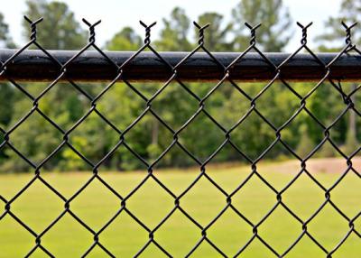 Cina cavo galvanizzato immerso caldo Mesh Fence For Security del collegamento a catena della posta 1.0mm del quadrato 1x1 in vendita