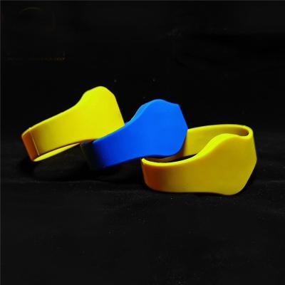 China European Hot Selling Charm Silicone Wristband Key Chain Silicone Wristband Automotive Silicone Sports Rubber Wristband for sale