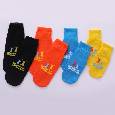 China Canton Factory Custom Breathable Trampoline Colored Polyester Jumping Socks Cheap Grip Socks Durable Jumping Socks for sale