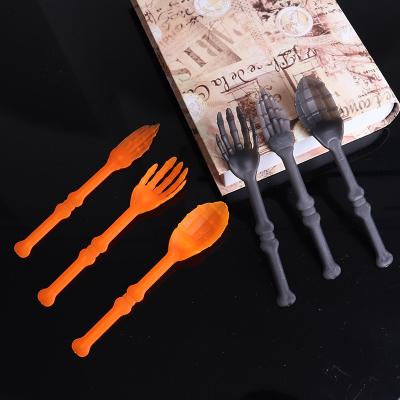 China Hot 2021 New Halloween Products Decoration Halloween Horror Ghost Hand Cutlery Set Creative Halloween Props for sale