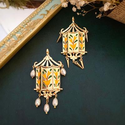 China Drop Style Environmentally Friendly Wholesale Drop Style Enamel Trend Fashion Series Elegant Palace Brooch for sale