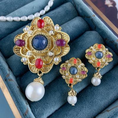 China Environmental Friendly Wholesale Baroque Pearl Hollow Color Treasure Inlaid New Coat Pin Brooch For Women for sale