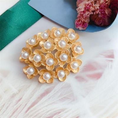 China Environmentally Friendly Wholesale Gold Color Retro Flowers Bead Temperament Baroque Brooch For Women for sale