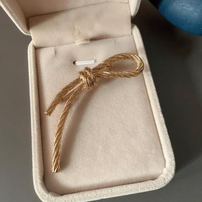 China Wholesale Environmentally Friendly Braid Rope Knot Texture Gold Color Vintage Coat Brooch Pin For Women for sale