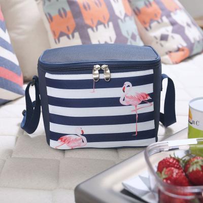 China 6L Insulated Cooler Bags Fashion Insulated Thermal Food Picnic Lunch Bags With Shoulder Strap for sale