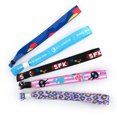 China Men's and Women's Fabric Cloth Wristband Plastic for sale