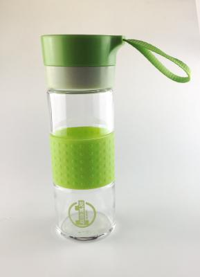 China A garrafa de água verde do vidro de Borosilicate da tampa 12.3oz dos PP com luva do silicone e o chá filtram à venda