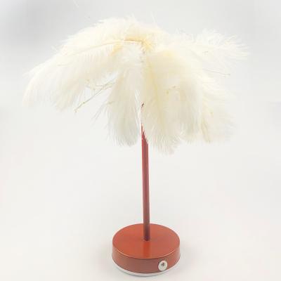 China New feather design and high quality feather table lampshade ostrich feather table lamp for sale