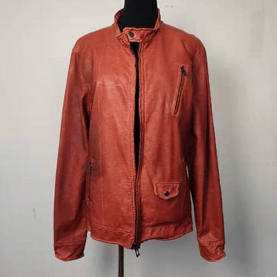 China Chaquetas antis de las señoras de la moda de la arruga, chaqueta de cuero roja corta suave en venta