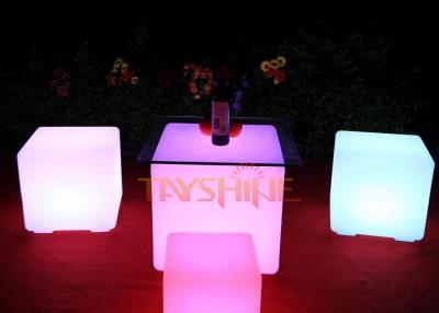 Chine Les meubles rechargeables de lumière du PE durable LED ont illuminé des cubes avec le contrôleur d'extérieur d'IR/rf à vendre