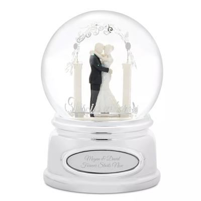 China Europe Bride and Groom Wedding Musical Snow Globe for sale