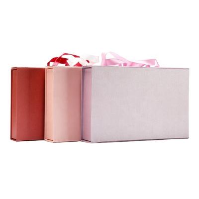 China Luxury Recycled Sim-handle Craft Apparel Gift Box Bridesmaid Gift Box Kraft Paper Box Materials Party With Folding Closure for sale