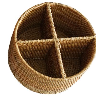 China Sustainable Rattan Round Four Grid Candy Box Simple And Convenient Handmade Dried Fruit Box for sale