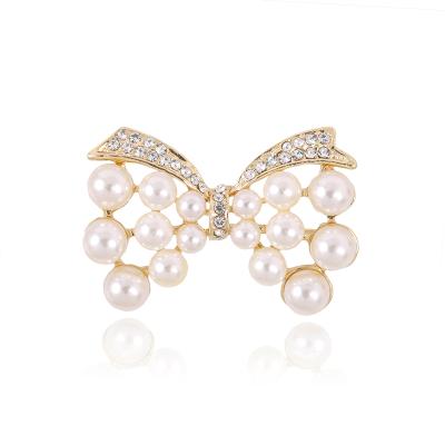 China Environmentally Friendly Korean Hot Selling Jewelry Accessories Small Bow Pearl Cool Brooch for sale