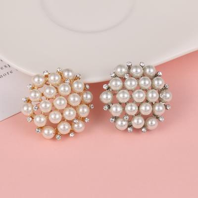 China Fashion Environmental Friendly Design Alloy Flower Wild Pearl Brooch Pin for Women and Girls for sale