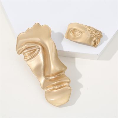 China Hot Selling ALLOY Half Head Portrait Accessories Golden Face Suit Brooch For Lady Pin for sale